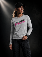 BADGER47 Damen Longsleeve in Heather Grey mit BADGER fortyseven Frontprint, getragen von einem Frauenmodel im dunklen Studio mit markantem Lichteinfall von oben links.