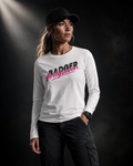BADGER47 Damen Longsleeve in Weiß mit BADGER fortyseven Frontprint, getragen von einem Frauenmodel im dunklen Studio mit seitlichem Lichteinfall