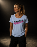 BADGER47 Damen Shirt in Blue Soul mit BADGER fortyseven Frontprint, getragen von einem Frauenmodel im dunklen Studio mit warmem Lichteinfall von oben links