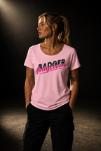BADGER47 Damen Shirt in Cotton Pink mit BADGER fortyseven Frontprint, getragen von einem Frauenmodel im dunklen Studio mit warmem Lichteinfall von oben links