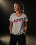 BADGER47 Damen Shirt in Heather Grey mit BADGER fortyseven Frontprint, getragen von einem Frauenmodel im dunklen Studio mit markantem Lichteinfall von oben links