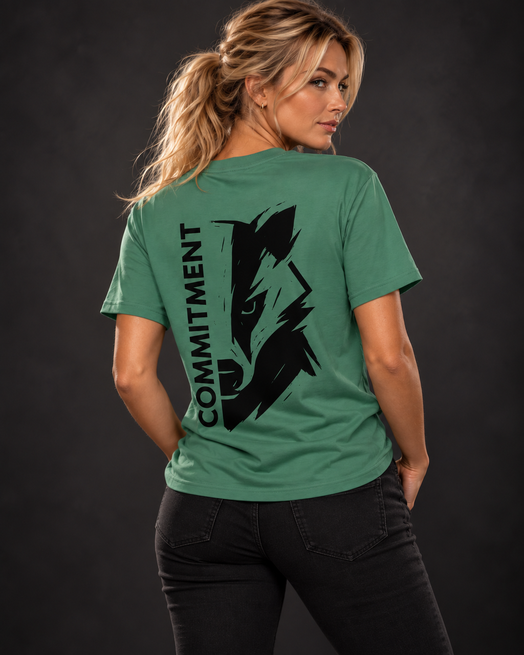 Dachkopf Commitment T-Shirt in Green Bay – Rückansicht mit schwarzem Wolf-Print und COMMITMENT-Schriftzug