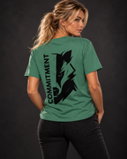 Dachkopf Commitment T-Shirt in Green Bay – Rückansicht mit schwarzem Wolf-Print und COMMITMENT-Schriftzug
