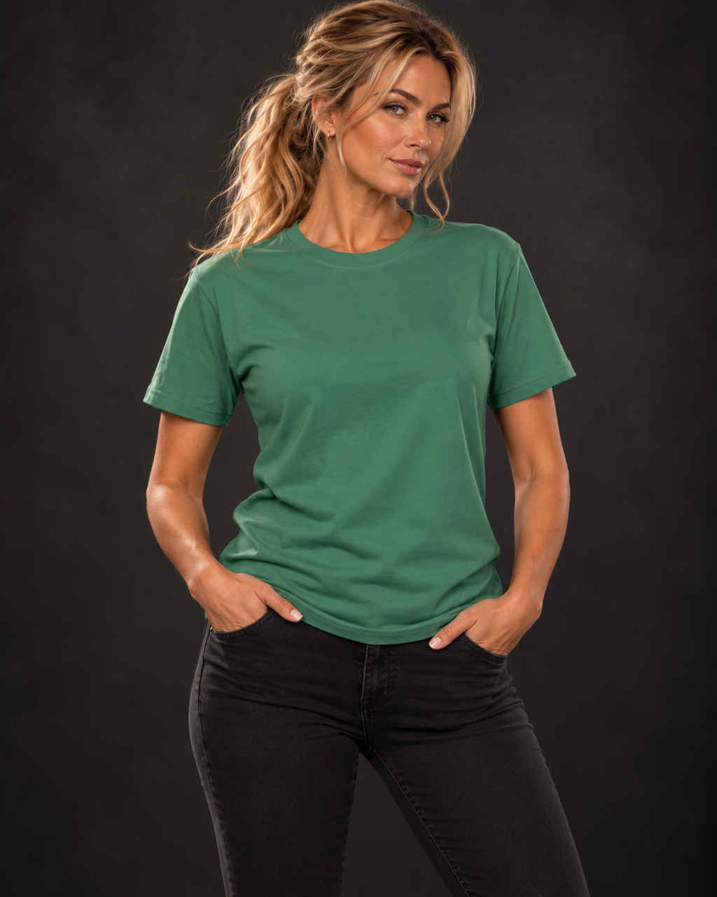 Dachkopf Commitment T-Shirt in Green Bay – Vorderansicht an einer Frau, schlicht ohne Brustprint