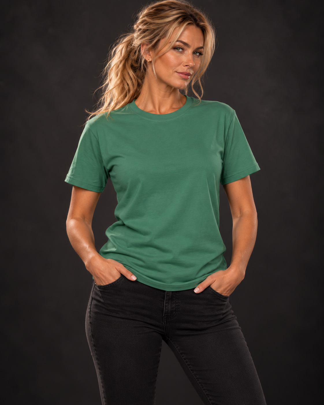 Dachkopf Commitment T-Shirt in Green Bay – Vorderansicht an einer Frau, schlicht ohne Brustprint