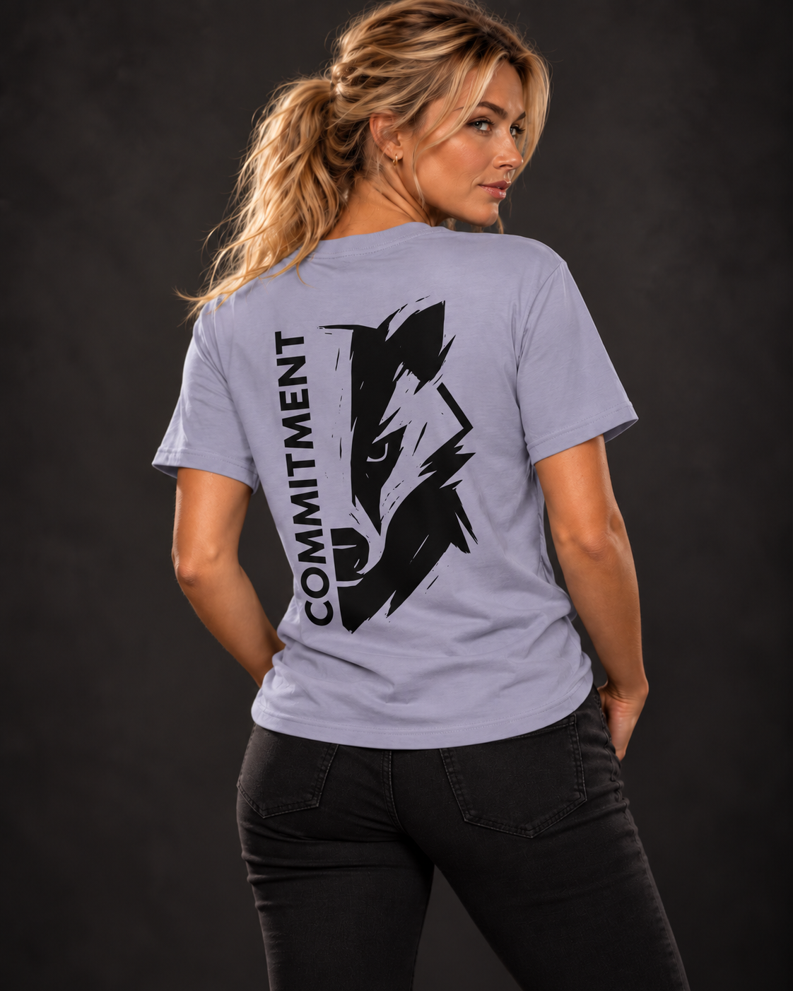 Dachkopf Commitment T-Shirt in Lavender – Rückansicht mit schwarzem Dachs-Print und COMMITMENT-Schriftzug