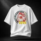 Weißes Forty Seven Badger Oversized T-Shirt mit Vintage-Grafik, freischwebend vor dunklem Studiohintergrund