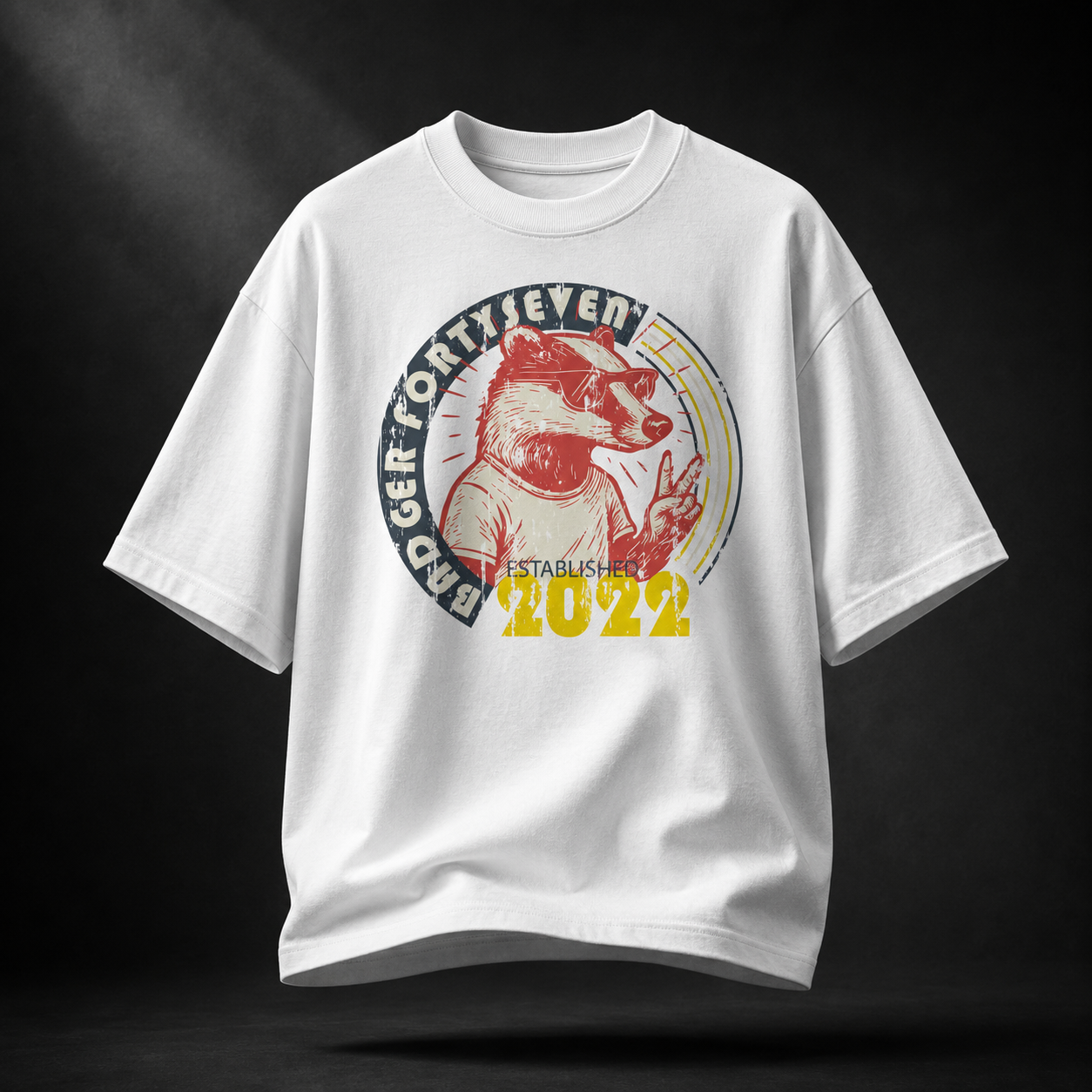 Weißes Forty Seven Badger Oversized T-Shirt mit Vintage-Grafik, freischwebend vor dunklem Studiohintergrund