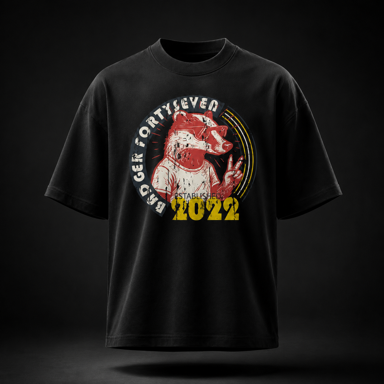 Schwarzes Forty Seven Badger Oversized T-Shirt mit Vintage-Grafik, freischwebend vor dunklem Studiohintergrund