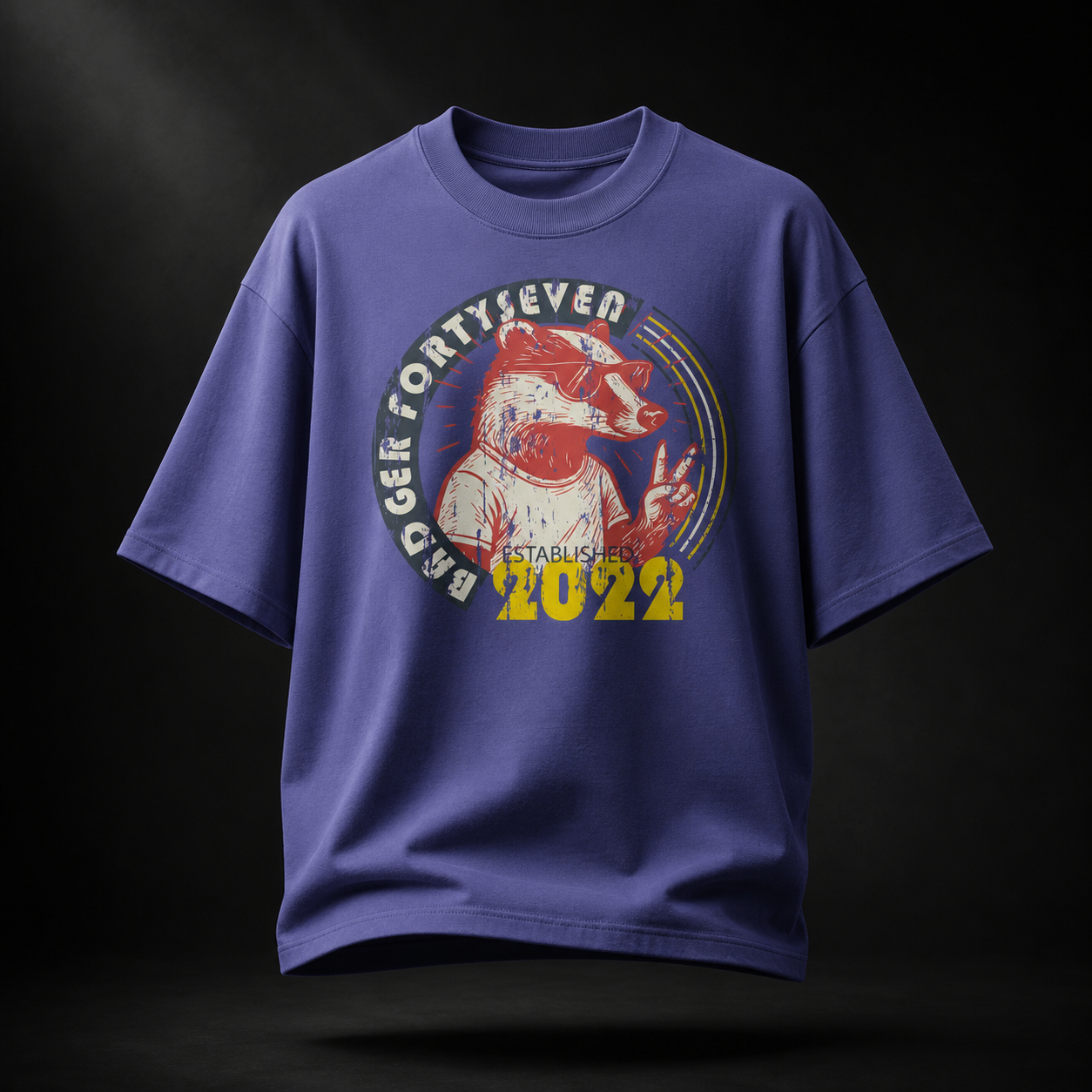 Violettes Forty Seven Badger Oversized T-Shirt in der Farbe Dusk mit Vintage-Grafik vor dunklem Studiohintergrund